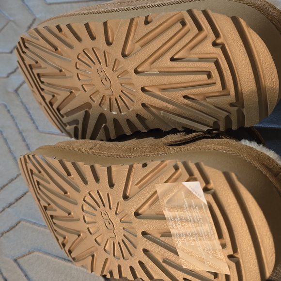 UGG Tan Shearling Slip-On Clogs Nwot Sz 7 - Picture 5 of 7